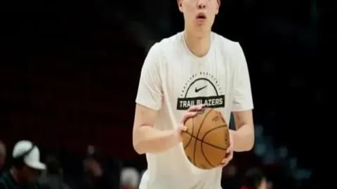 李霄鹏离职概率高：足球资讯曝料称其或主动提出辞职