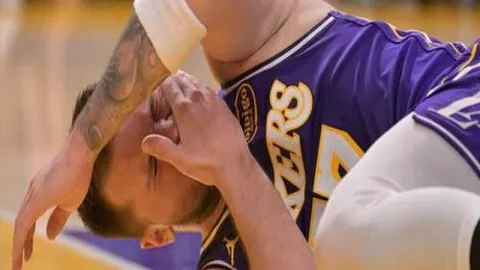 鹿晗为學校足球賽場加油鼓劲